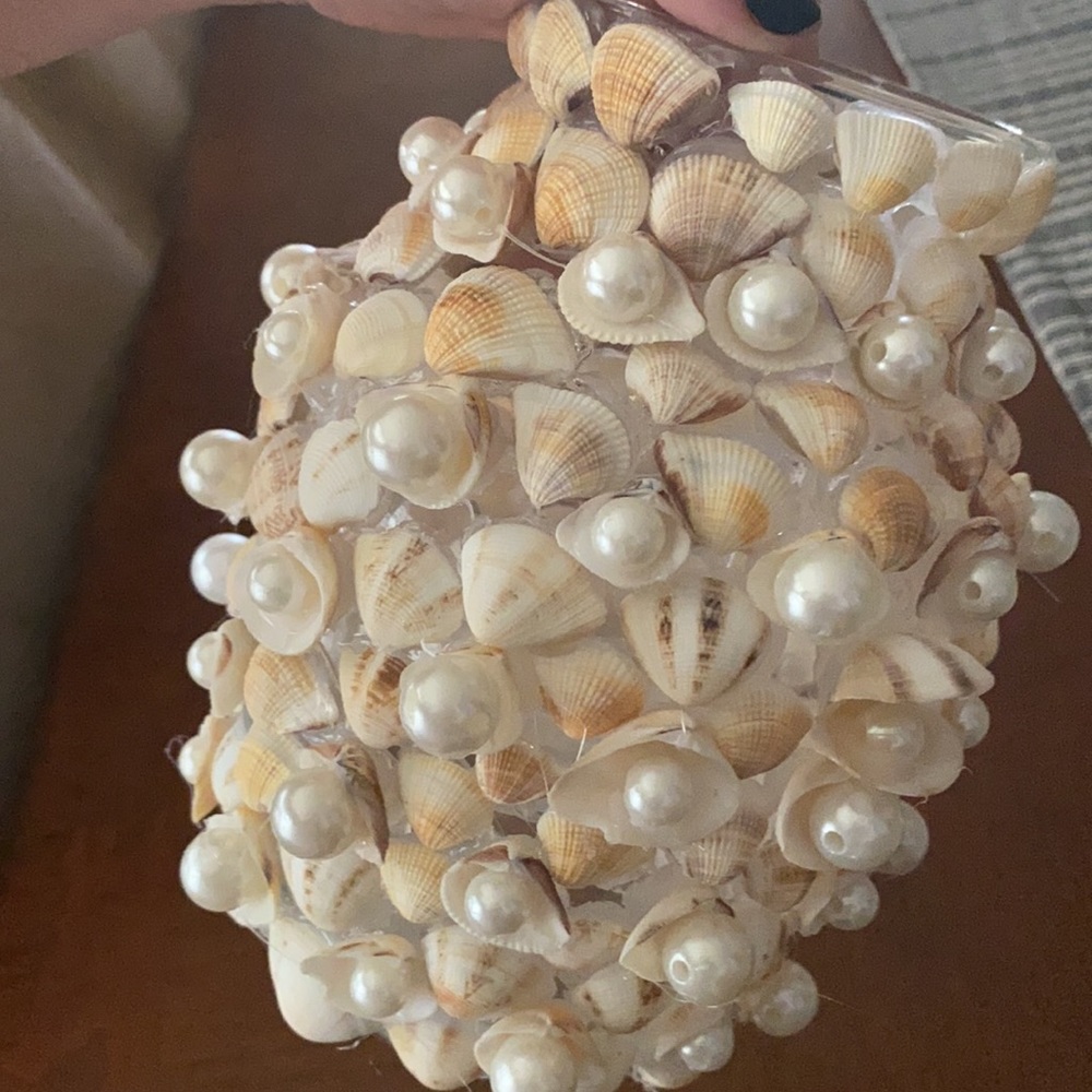 Shell and pearl vase - Picture 3 of 3